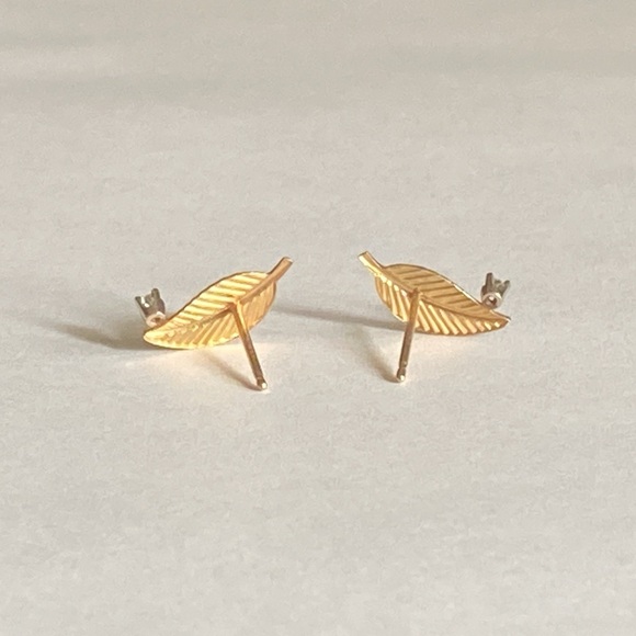 14K Solid Yellow Gold Leaf Stud Earrings, Diamond Accents. Vintage - Real Gold - Picture 3 of 12